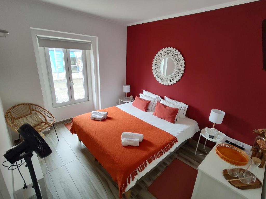 卡帕里卡海岸Costa Paradise Beach的红色的卧室,配有一张红色墙壁的床