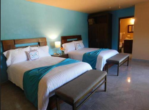 萨尤利塔Pacific Inn hotel的一间酒店客房,房间内设有两张床