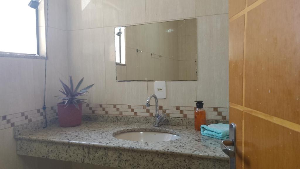 波苏阿莱格里Suíte próxima à Univas/Fátima的一间带水槽和镜子的浴室