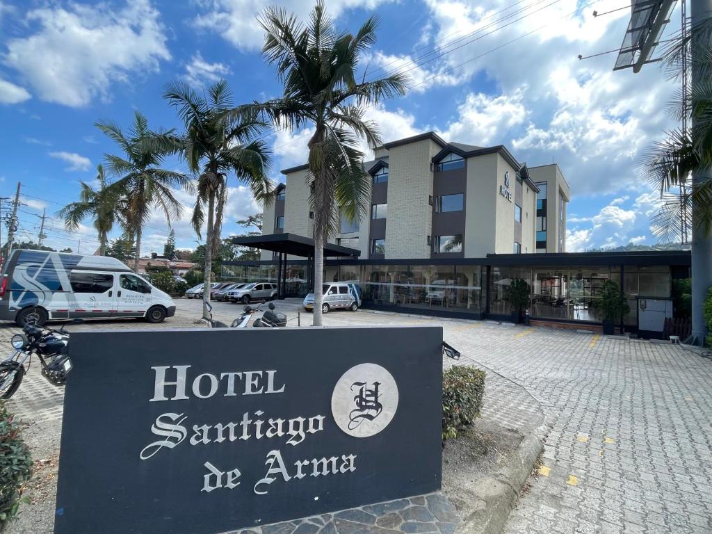 里奥内格罗Hotel Santiago de Arma的棕榈树酒店前的标志