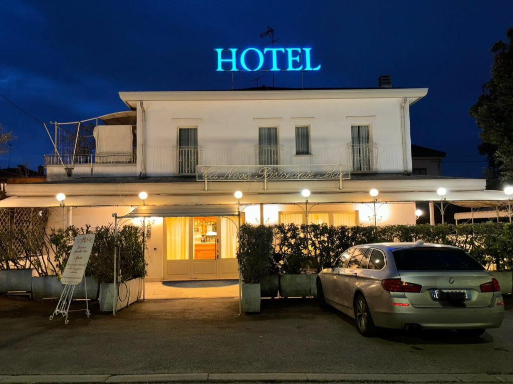 威尼斯Hotel Ristorante Ca' Nova的晚上停在酒店门前的汽车