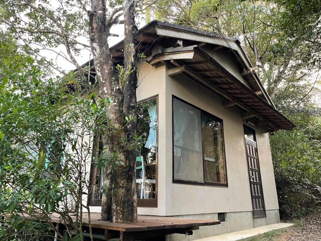 四万十市Shimanto Yamamizuki - Vacation STAY 20679v的前面有一棵树的小房子