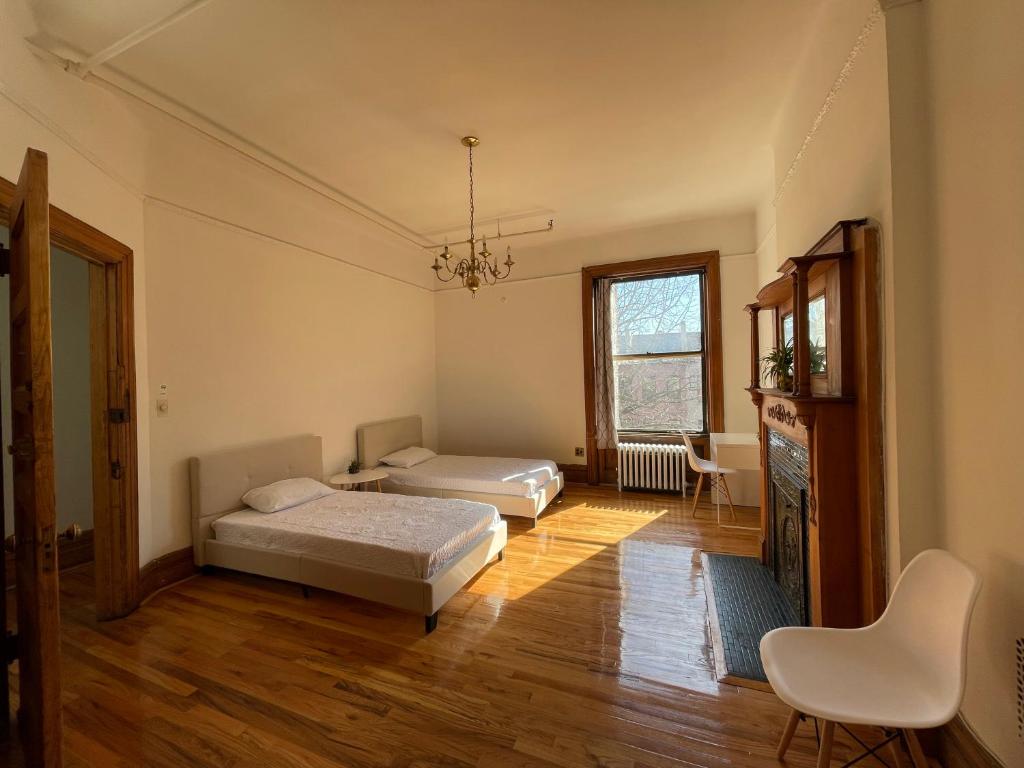 纽约Large Room in Charming Townhouse的客厅配有两张床和一张桌子