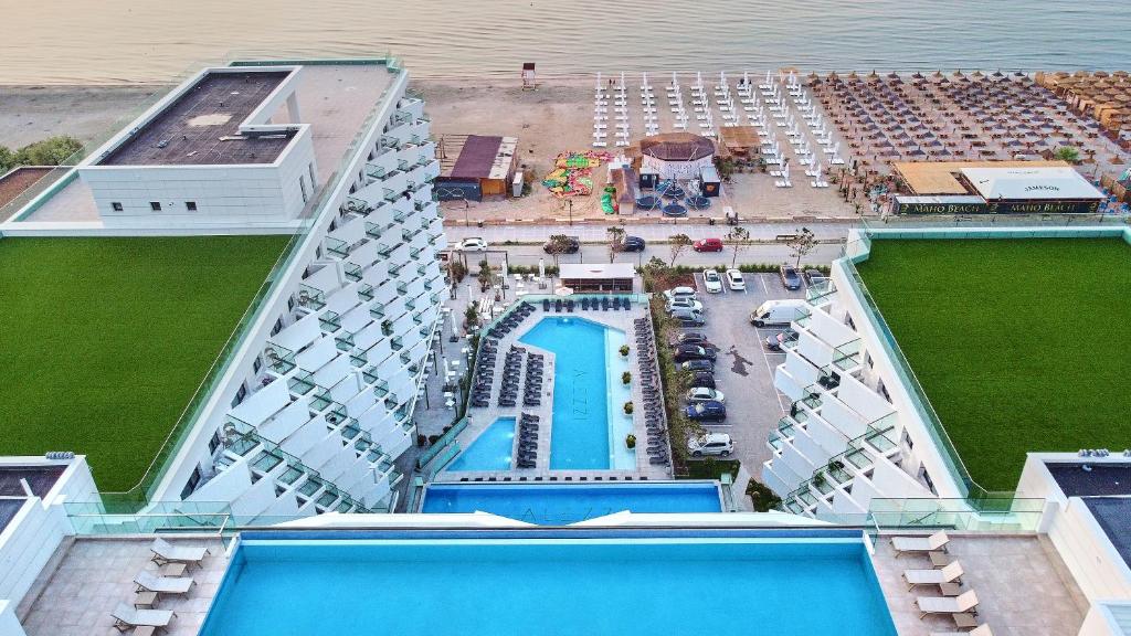北马马亚-讷沃达里NorthBay Sunrise View - Infinity Pool & Spa Resort的享有带游泳池的度假村的空中景致