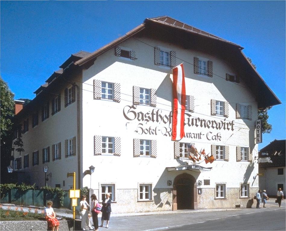 萨尔茨堡腾纳沃特酒店的一座白色的大建筑,上面有标志