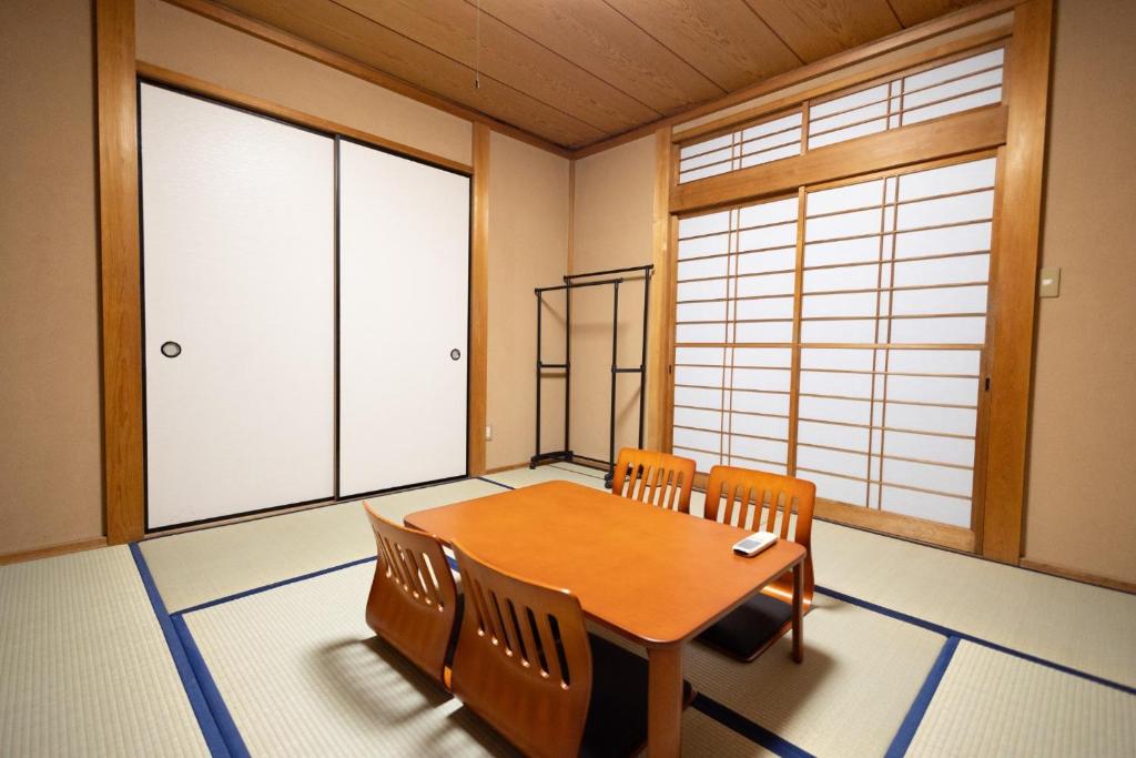所泽市Tokorozawa - House - Vacation STAY 16364的一间带木桌和椅子的用餐室