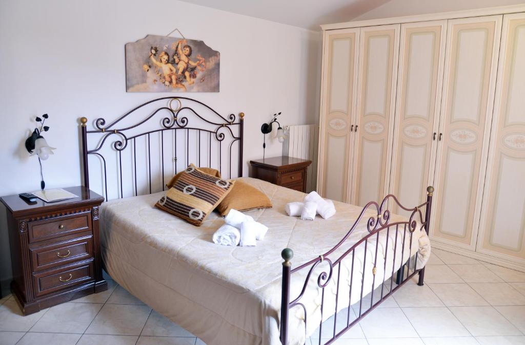 维多利亚Casa Vacanze Maria Antonietta的一间卧室配有一张床和一个木制梳妆台