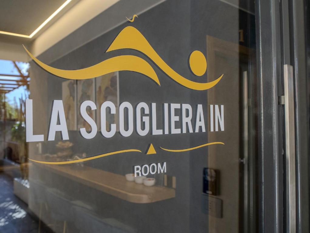 阿奇卡斯泰洛La Scogliera In的火车边的标志