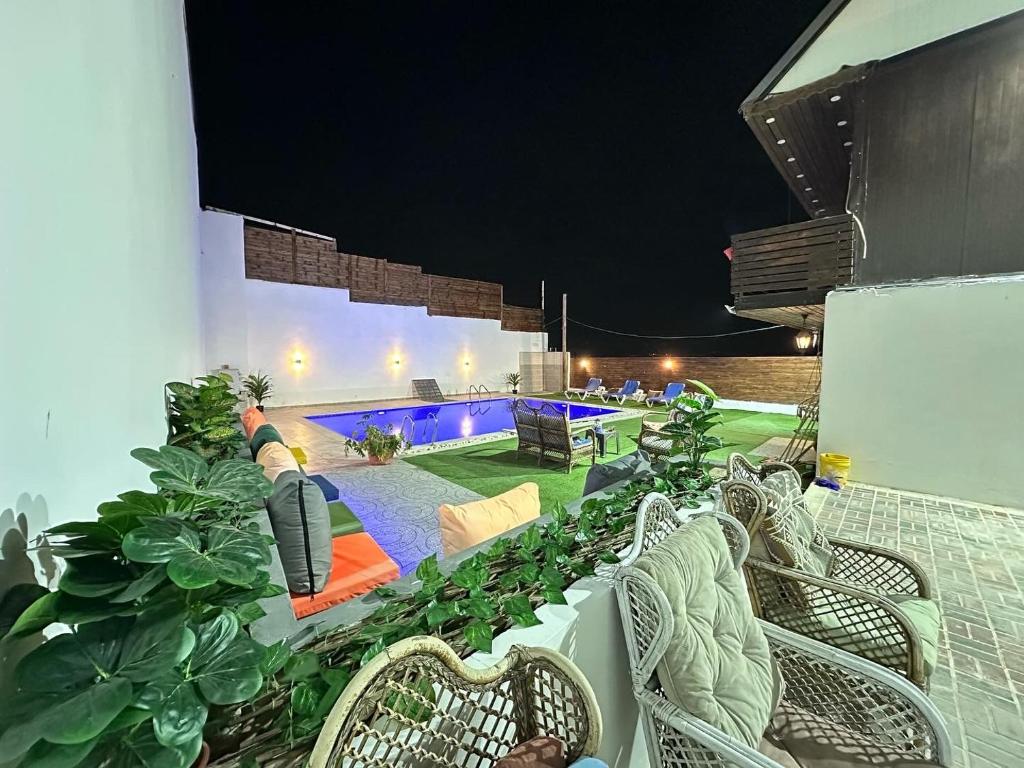 杰里科Jericho Palestine, Panorama Villa- View, Full Privacy & Pool的一个带椅子的庭院和夜间游泳池