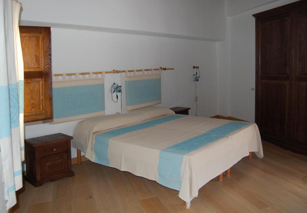 加尔泰利Rifugio Di Galte的一间卧室配有一张床,铺有木地板