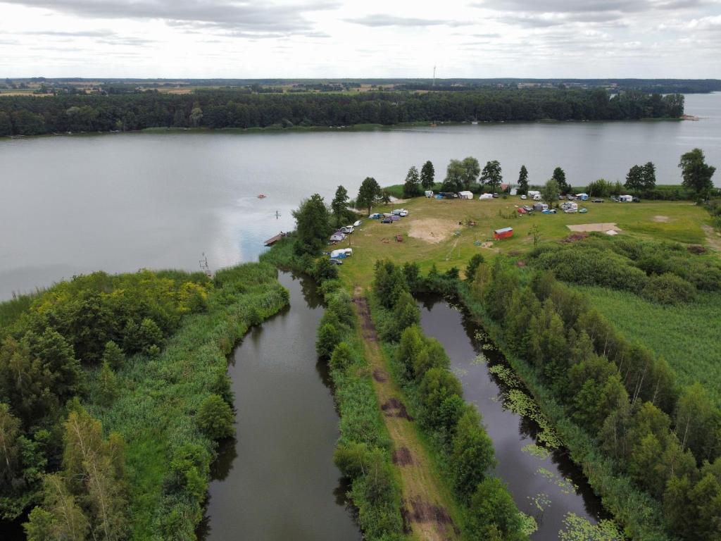 TopólkaPole biwakowe Głuszynek的享有河流和公园的空中景致