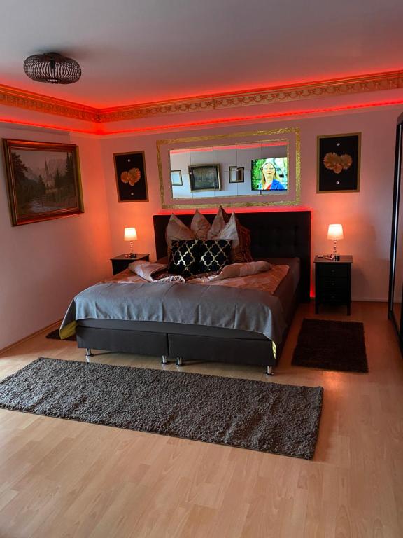 汉堡Pension King Royal的一间设有床铺的卧室,位于一个红色墙壁的房间