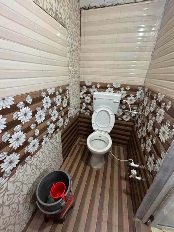 乌贾因sun guest house 2的一间带卫生间和桶的浴室