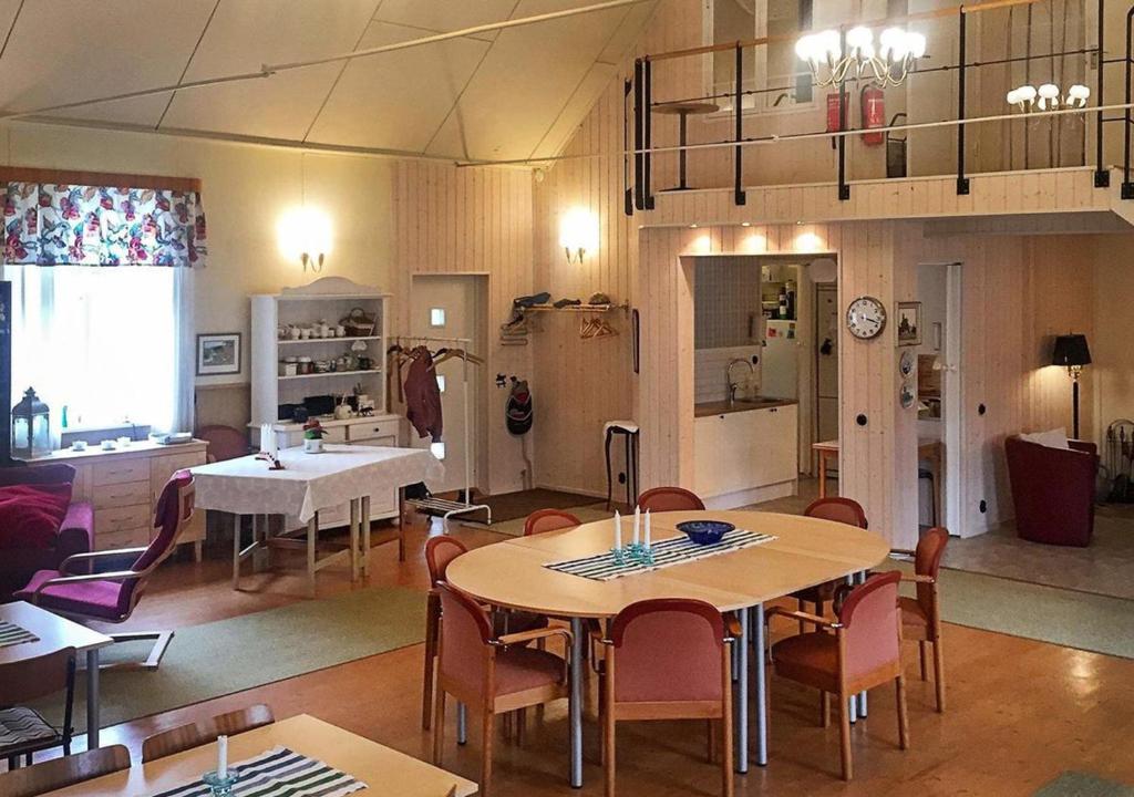 克里斯蒂娜港Lägenhet Elofstorps Gamla Missionshus的厨房以及带桌椅的用餐室。