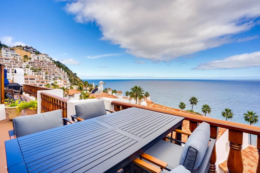 阿瓦隆Bright Catalina Island Condo with Ocean Views!的一个带桌椅的海景阳台