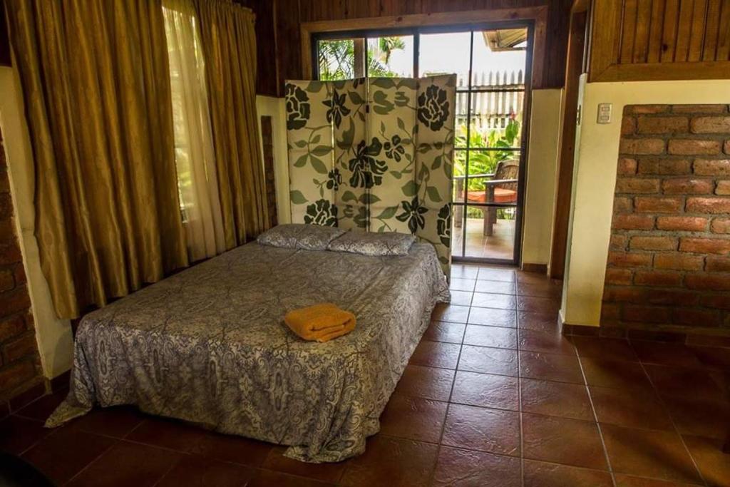 特拉Cabañas del Mar的一间带床的卧室,位于带窗户的房间内