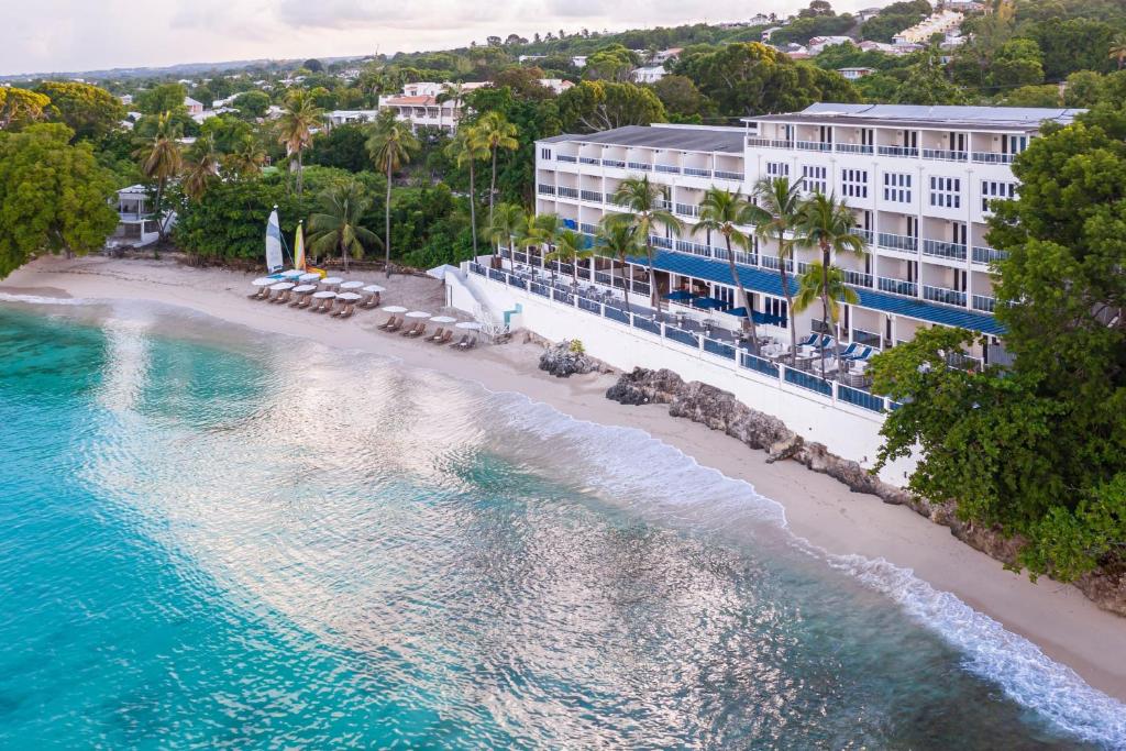 圣詹姆斯Waves Hotel and Spa by Elegant Hotels - All-Inclusive的享有海滩空中美景和度假胜地