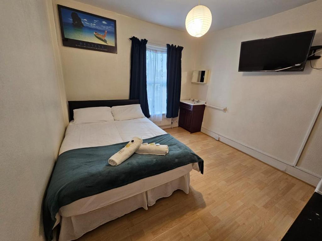伦敦Bruce Rooms的一间卧室配有一张木床