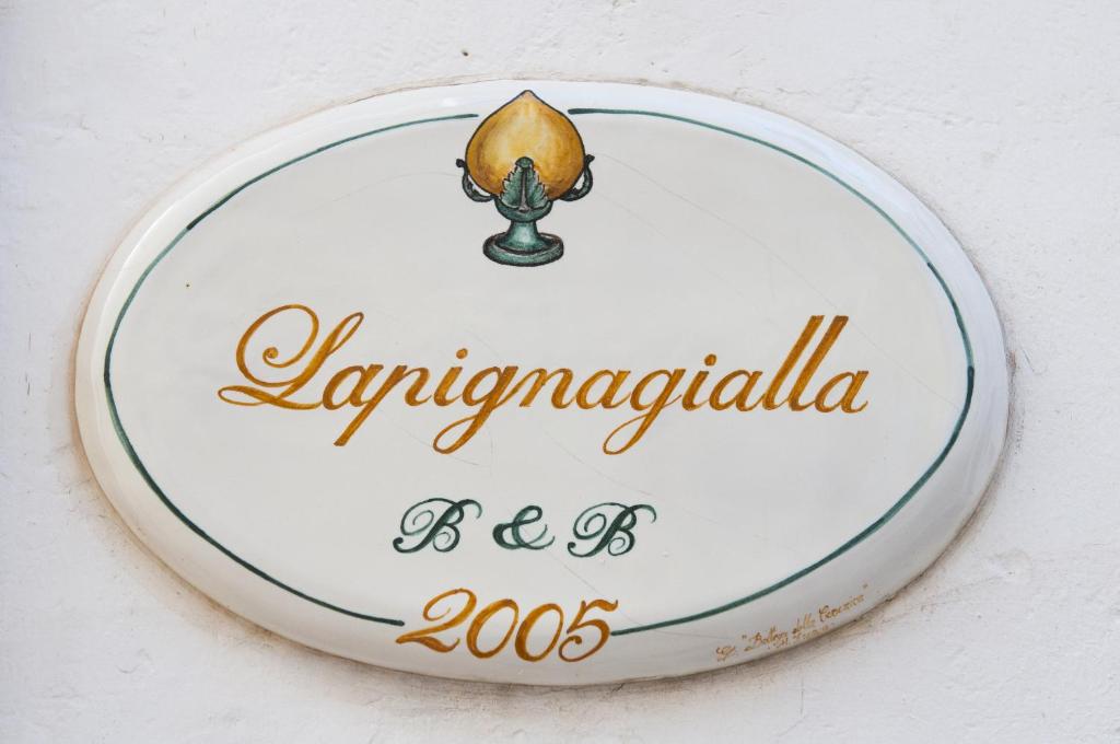 马丁纳弗兰卡Lapignagialla的餐厅的招牌,上面有蜡烛