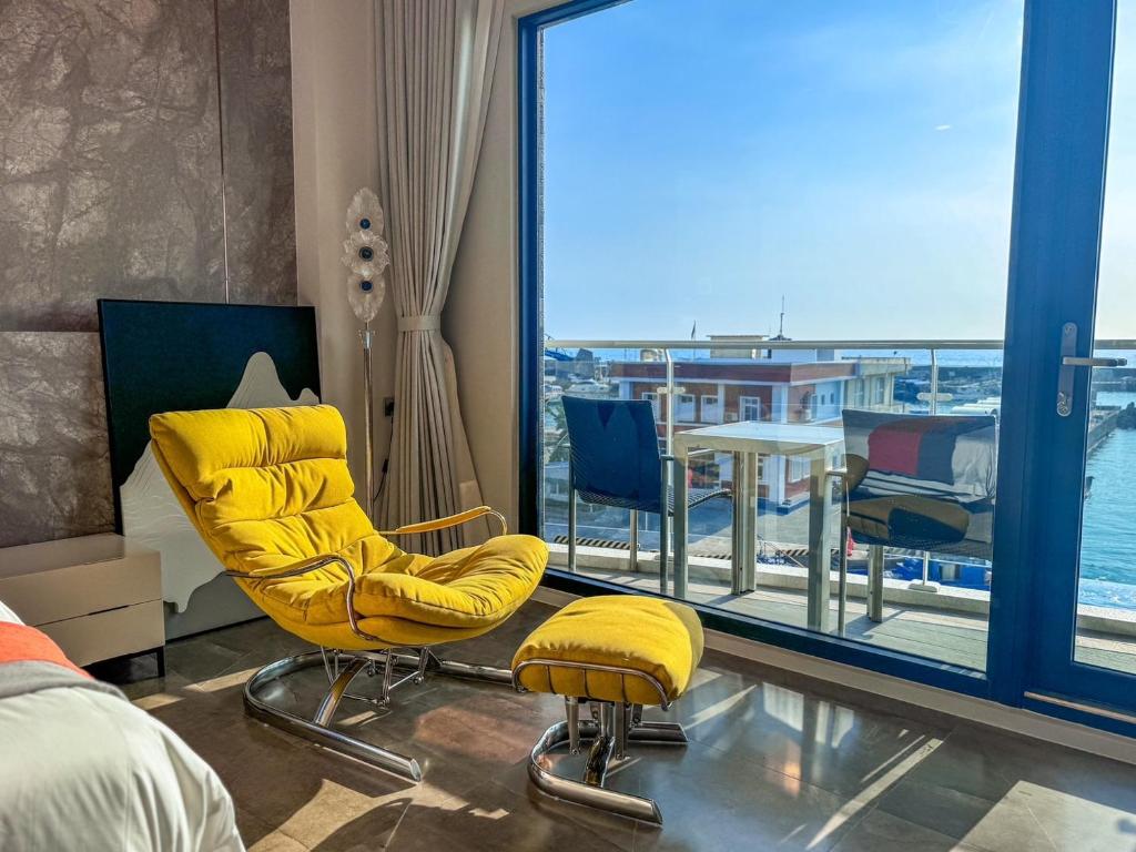 Fang-liao愛琴海岸精品民宿的海景客房 - 带黄色椅子