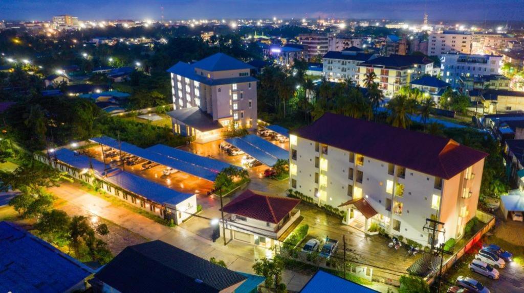 Ban Ru Sa Mi LaeBM PATTANI APARTMENT的夜晚城市的顶部景色