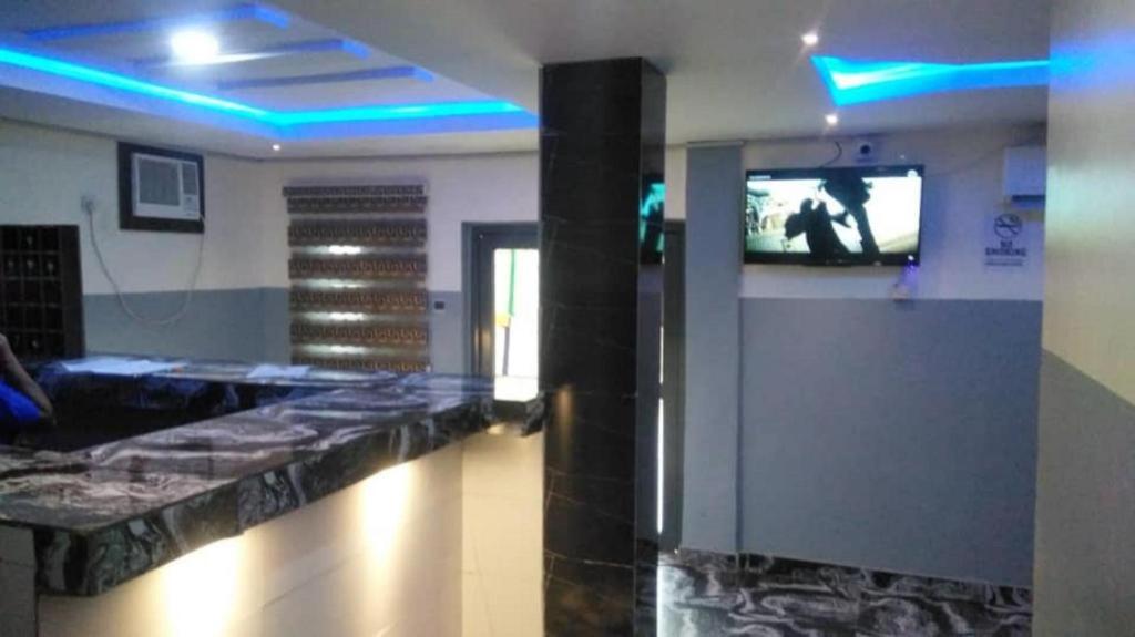 OshodiAmericana Hotel的大堂配有电视和带蓝光的台面