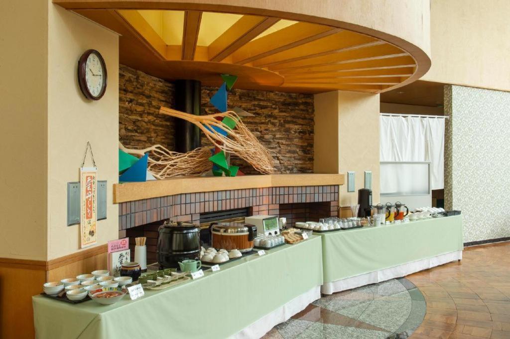 EmaMatsusaka Wanwan Paradise Mori No Hotel Smeall的厨房配有带锅碗瓢盆的柜台