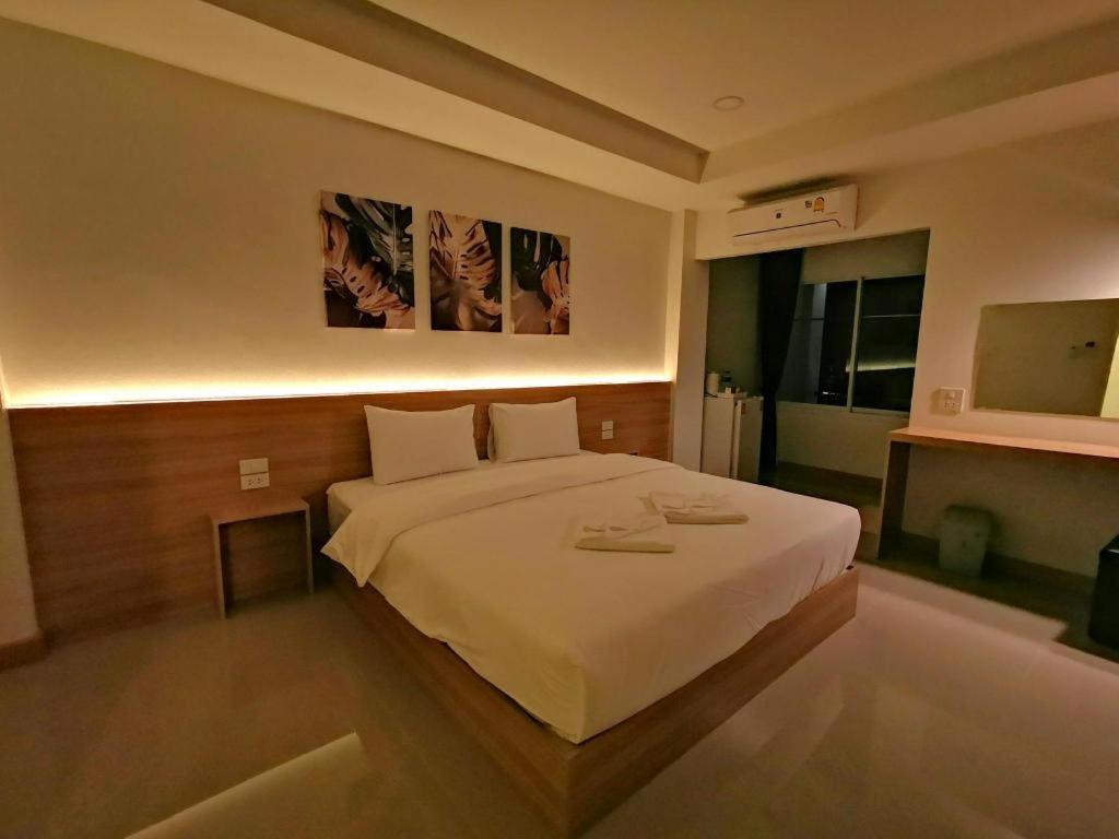 色军Mali House Sakon Nakhon的卧室配有一张白色大床