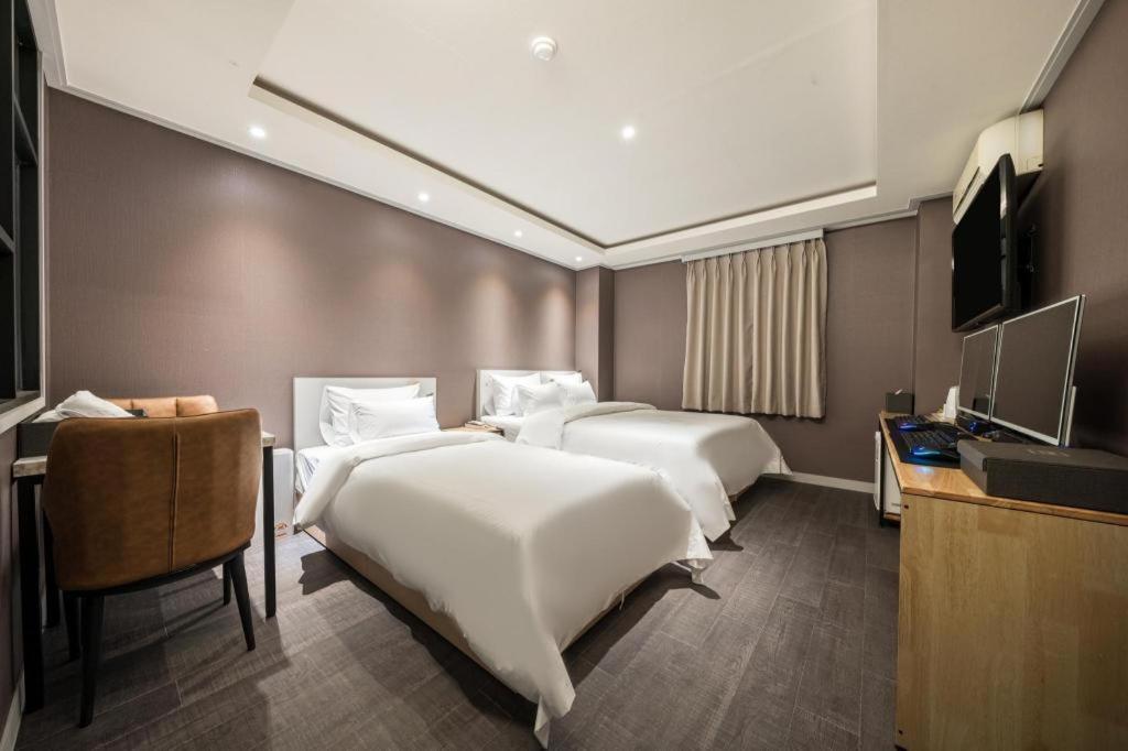 高阳市Goyang Ilsan Wondang No. 25的酒店客房设有三张床和电视。