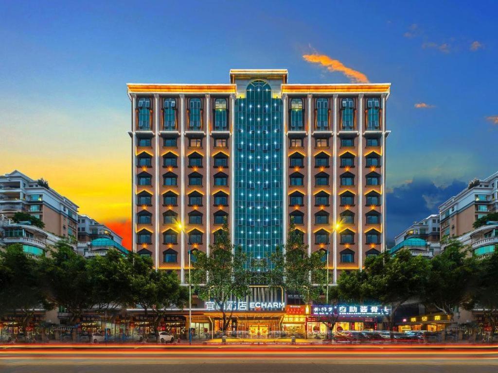 花都Echarm Hotel Guangzhou North Station Cultural Tourism City的一座大型建筑,上面有很多窗户