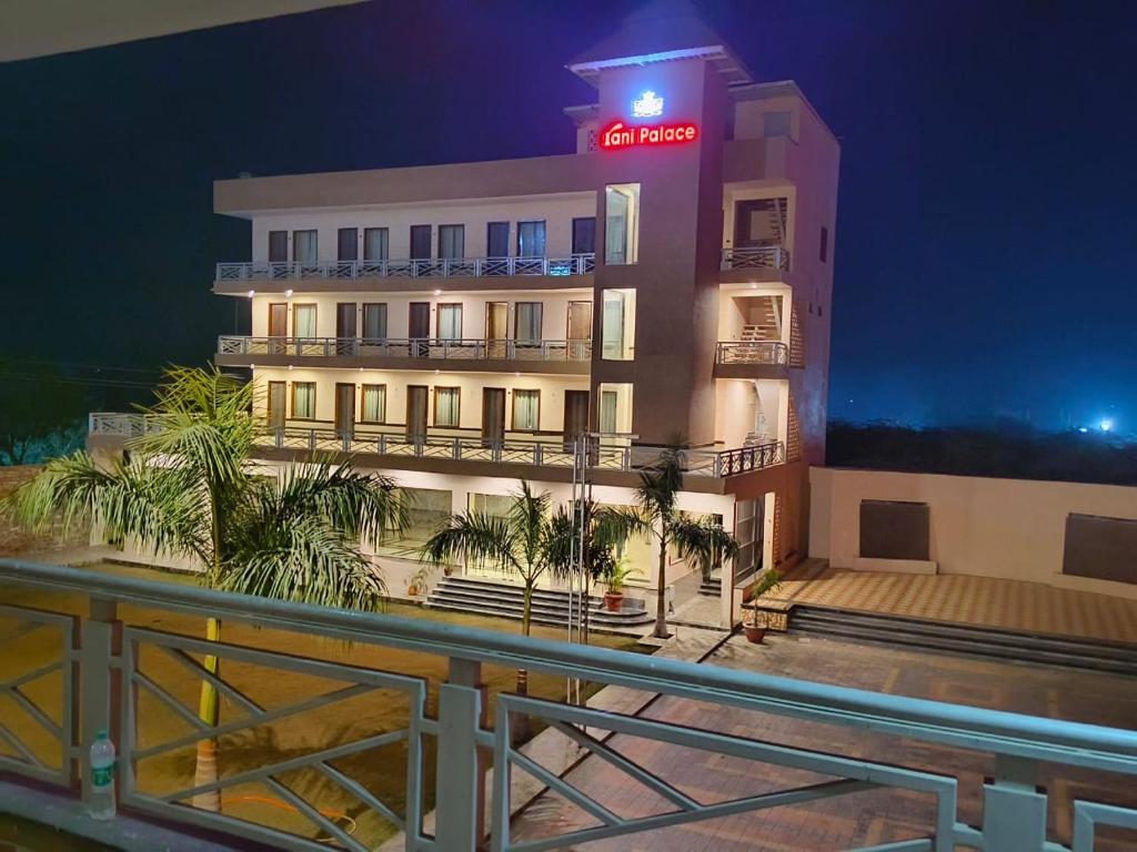 吉申格尔Rani Palace Hotel And Resort的一座晚上有 ⁇ 虹灯标志的建筑