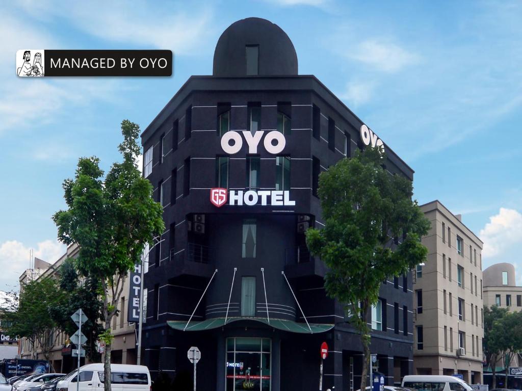 科塔达曼萨拉Super OYO GS Hotels Near Strand Mall的一座黑色建筑,上面有一间Ovo酒店标志