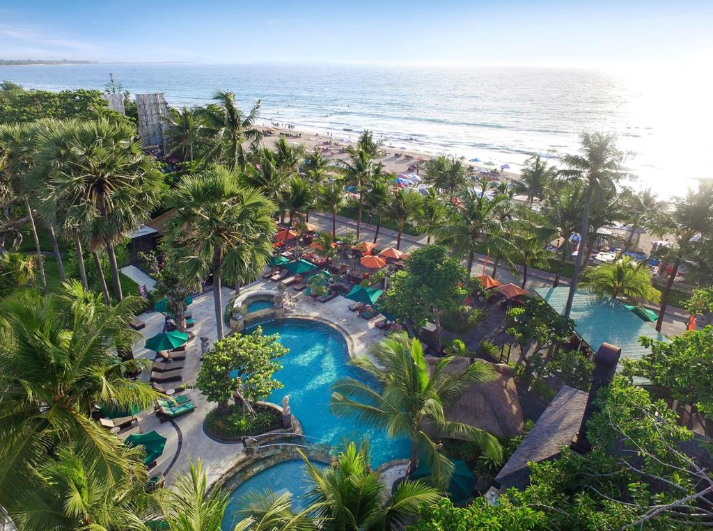 勒吉安Legian Beach Hotel的享有海滩度假村的空中景致