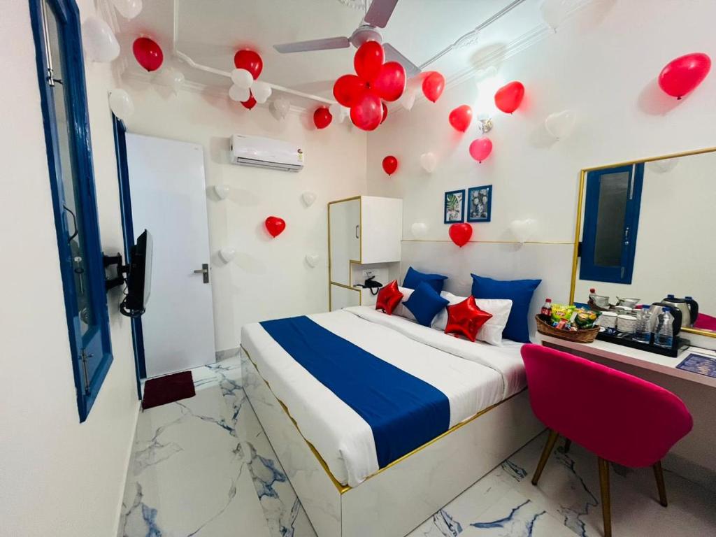 阿姆利则The Host的一间卧室,床上的天花板上配有红色气球