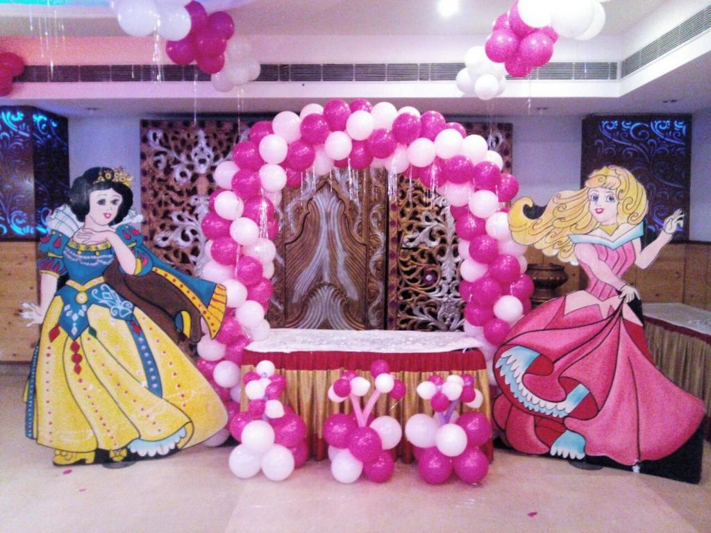 新德里Twin Tree的带有气球和大拱门的女神公主派对