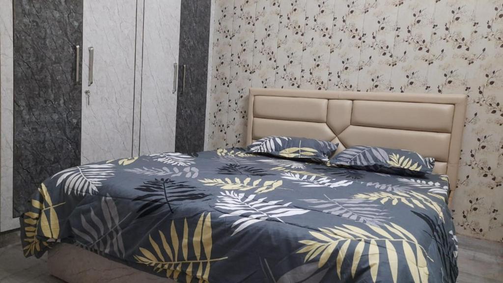 瓦拉纳西Preet Home Stay的一张带蓝色和黄色毯子及枕头的床