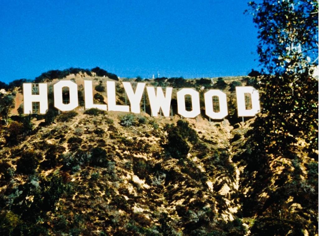 洛杉矶Hollywood Luxury Stay & FREE PARKING的山边的好莱坞标志