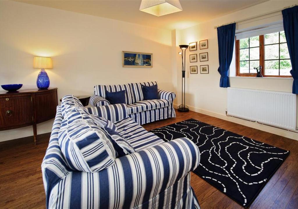 阿伯索赫Y Betws的客厅配有两张条纹沙发和地毯