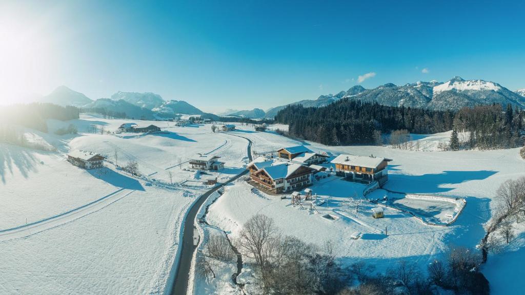 施文特Feriengut Unterhochstätt的雪地中滑雪胜地的空中景观