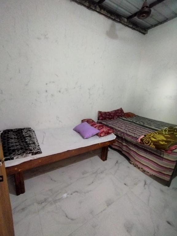 亨比Karthik home stay的一间设有两张床铺的客房,位于墙上