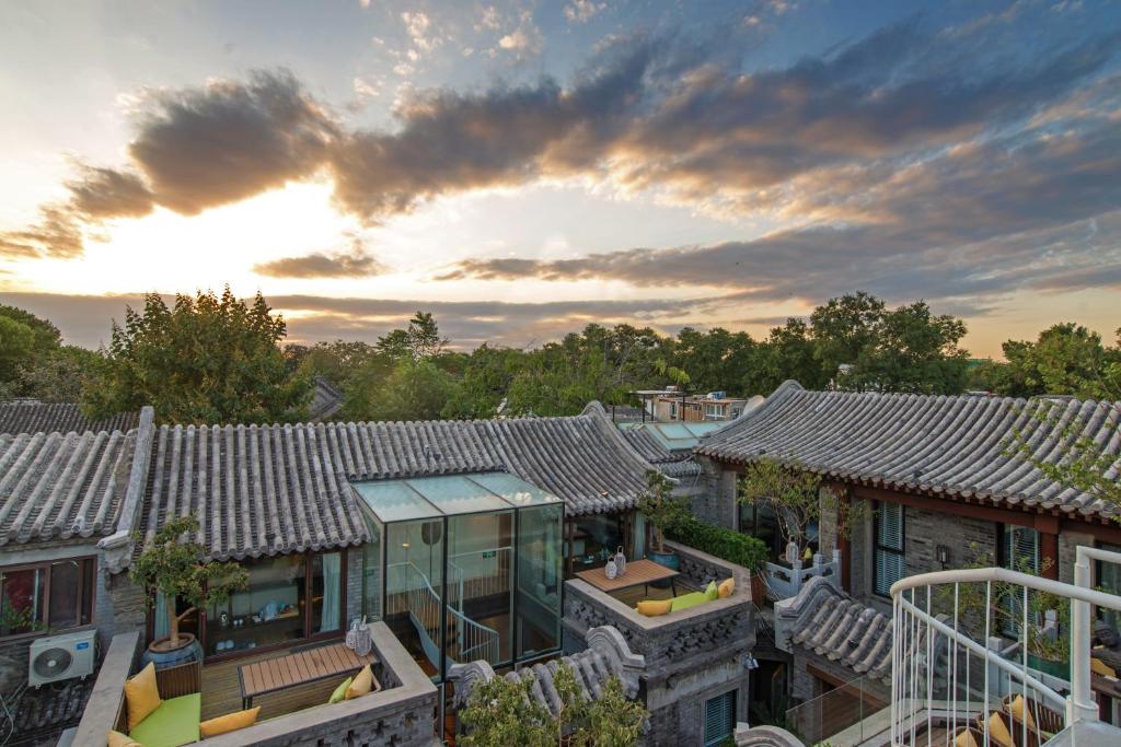 北京Beijing Le Zai Nan Luo Gu Xiang Wang Fu Jing Forbidden City Courtyard Hotel的享有屋顶的空中景色和日落美景