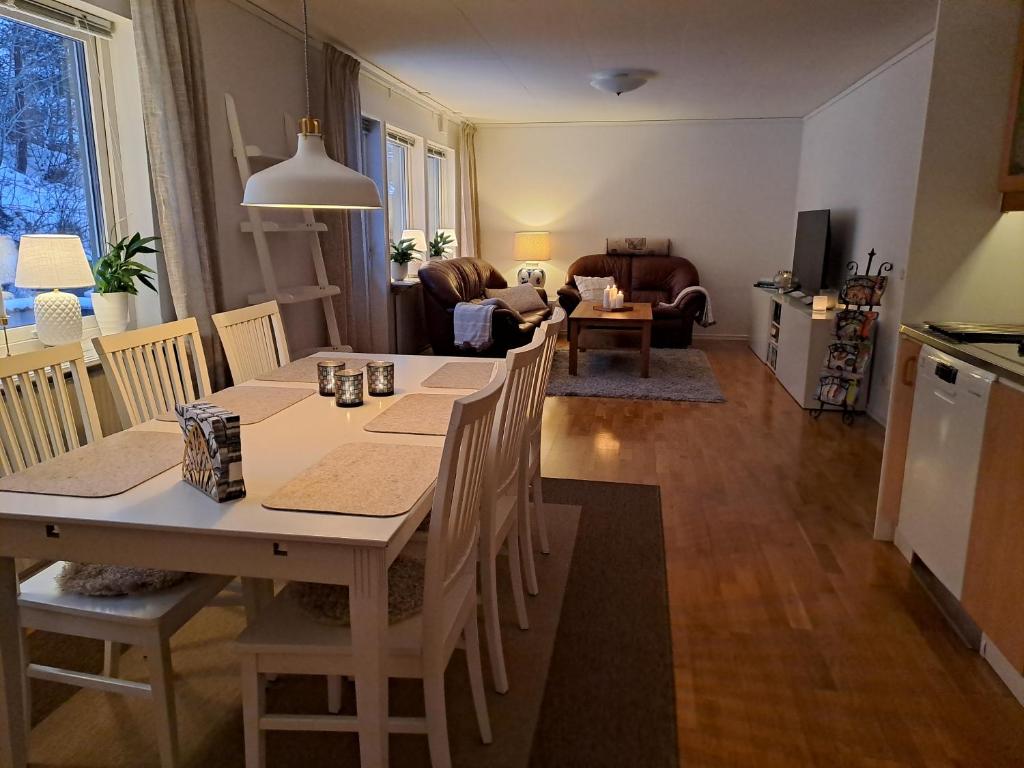 TrångsundHouse in Trångsund, 15 min south of Stockholm, free parking,的厨房以及带桌椅的起居室。