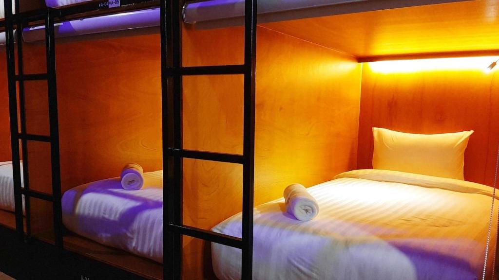 迪拜Modern Hostel Dubai的一间卧室配有两张双层床。