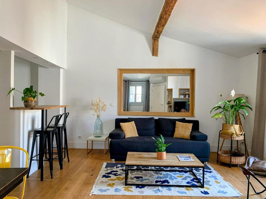 蒙彼利埃Home Chic Home - Les Toits de Sainte-Ursule的客厅配有蓝色的沙发和桌子