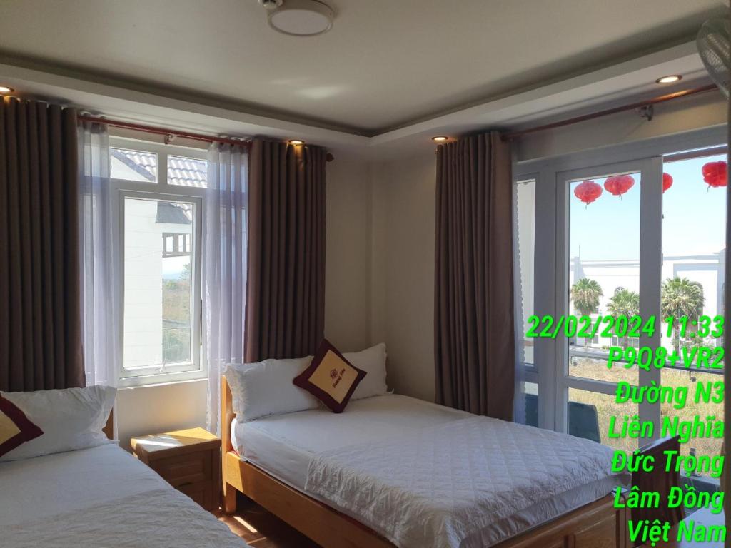 Ðưc TrọngKhách sạn Hoàng Hảo的一间卧室设有两张床和窗户。