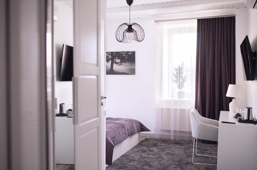 乌克梅尔盖Laurentroom Hotel的一间卧室设有一张床和一个窗口