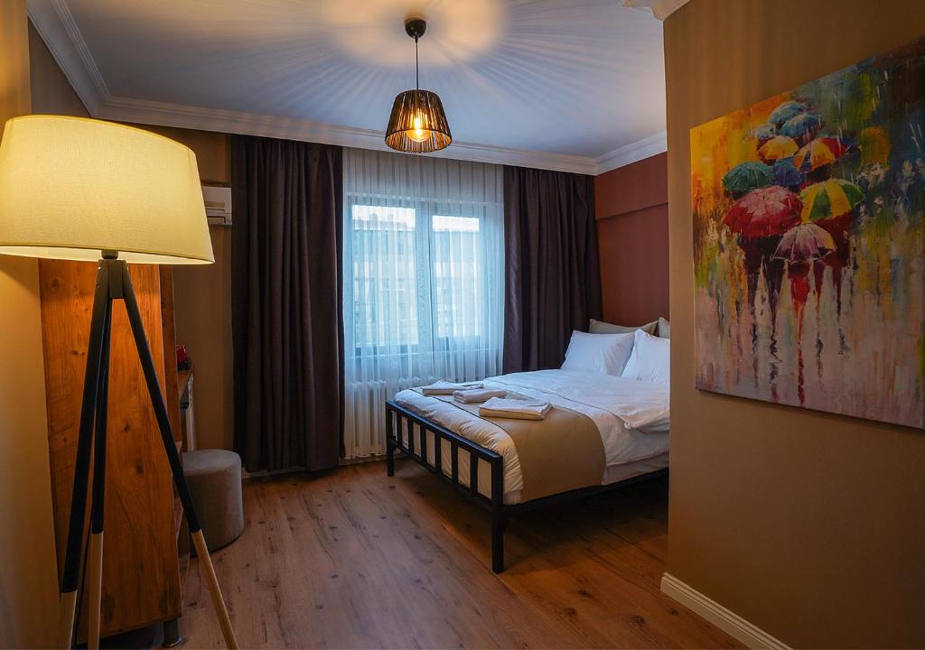 伊斯坦布尔THE BEYBÛN HOTEL的一间卧室配有一张壁画床