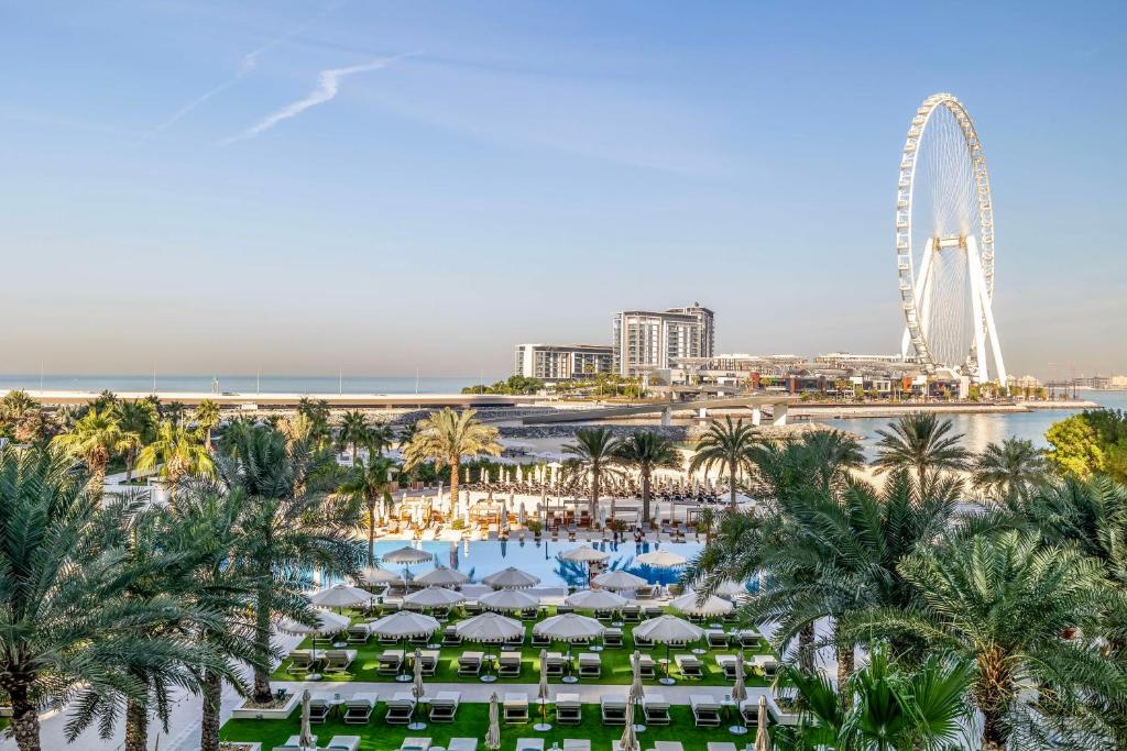 迪拜迪拜朱美拉海滩希尔顿逸林酒店的飞轮的度假村空中景观