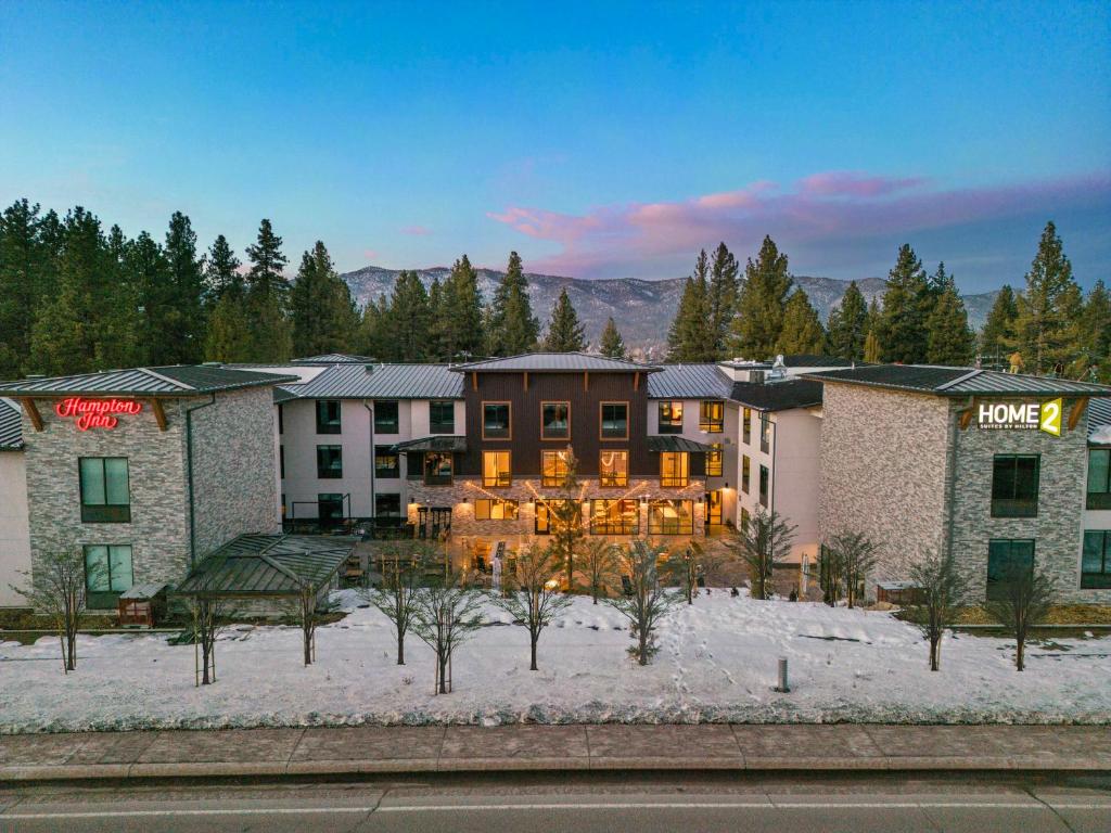 大熊湖Home2 Suites By Hilton Big Bear Lake的坐落在雪覆盖的院子中间的酒店