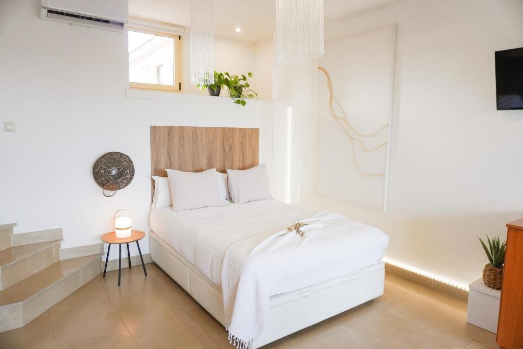 卡斯特罗·德波利亚斯Costa Brava acollidor apartament amb gran terrassa per a 3 persones的白色的卧室设有白色的床和窗户。